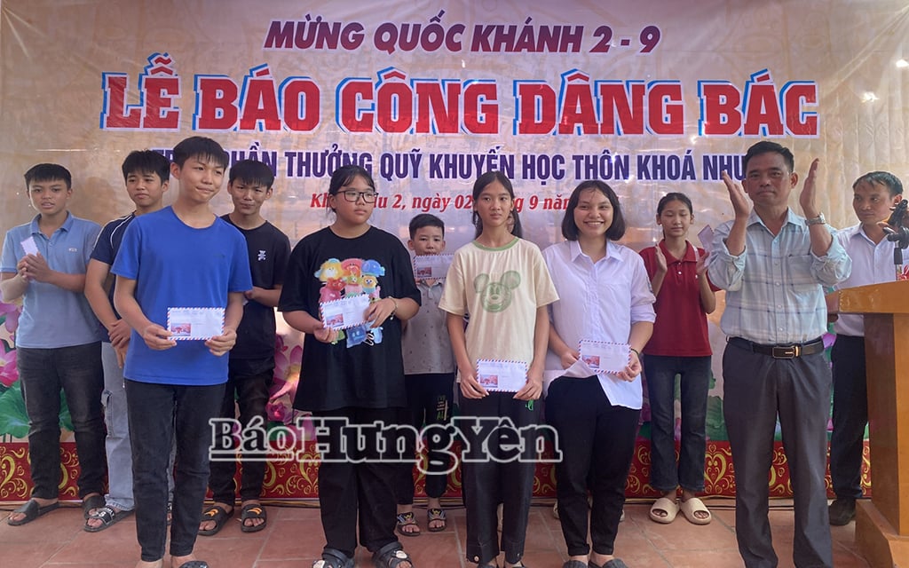 Remise de prix aux excellents étudiants et diplômés universitaires du village de Khoa Nhu 2.