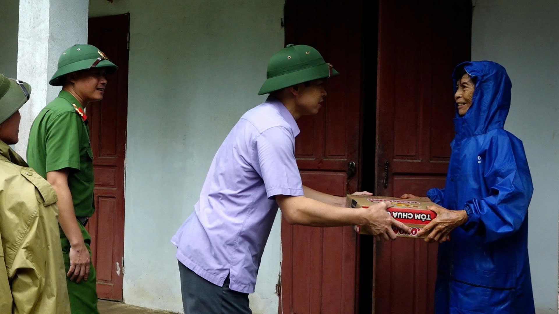 Vinh Loc Commune promptly visited, encouraged and provided relief to people in flood-affected areas.