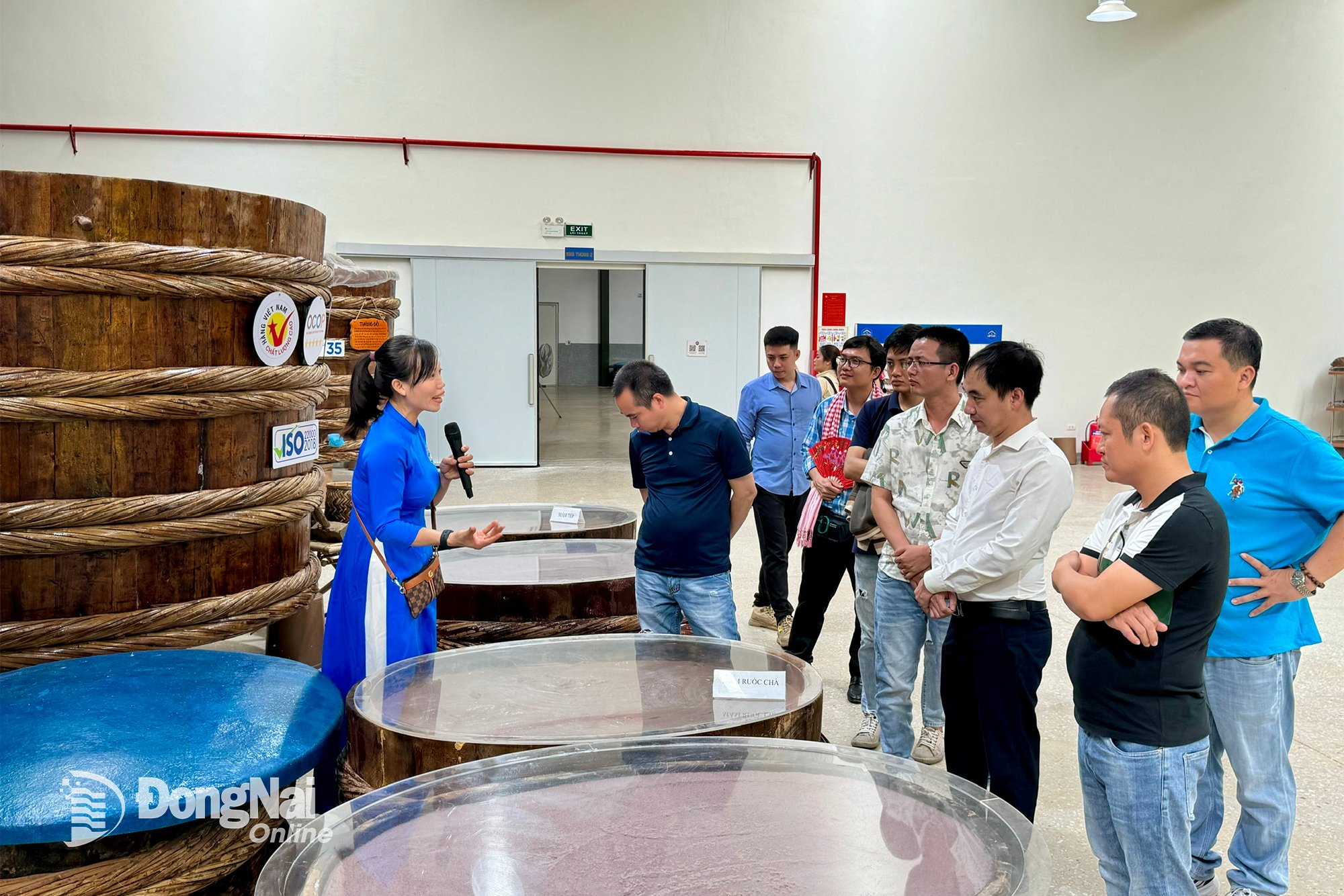 Du khách tham quan quy trình sản xuất các loại mắm truyền thống tại Công ty TNHH Thực phẩm và Thương mại dịch vụ Lê Gia. Ảnh: Bình Nguyên