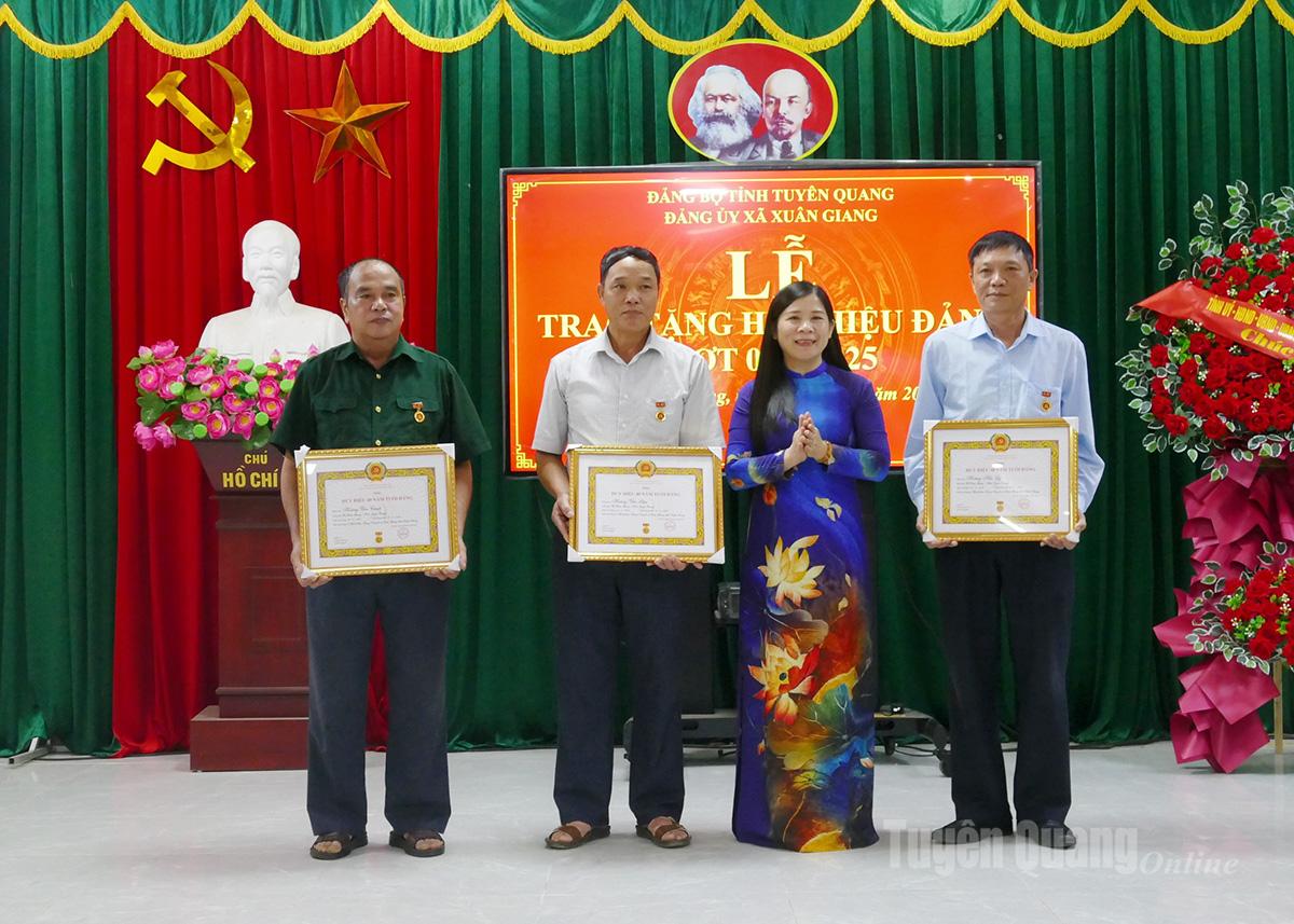 La camarada Le Thi Thanh Tra, miembro del Comité Provincial del Partido y vicepresidenta del Consejo Popular Provincial, entregó la insignia de 40 años de membresía del Partido a los miembros del partido.