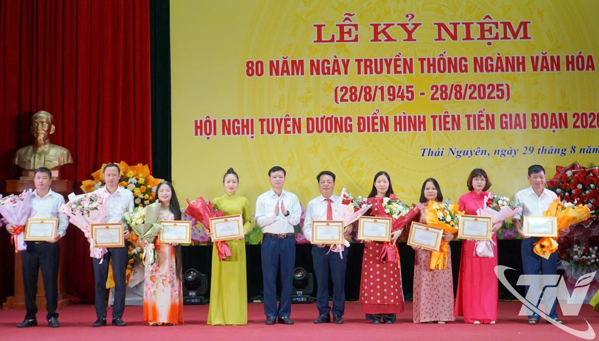 Mr. Duong Xuan Hung, Director of the Department of Culture, Sports and Tourism, presented certificates of merit to 9 collectives with outstanding achievements in the patriotic emulation movement for the period 2020 - 2025.