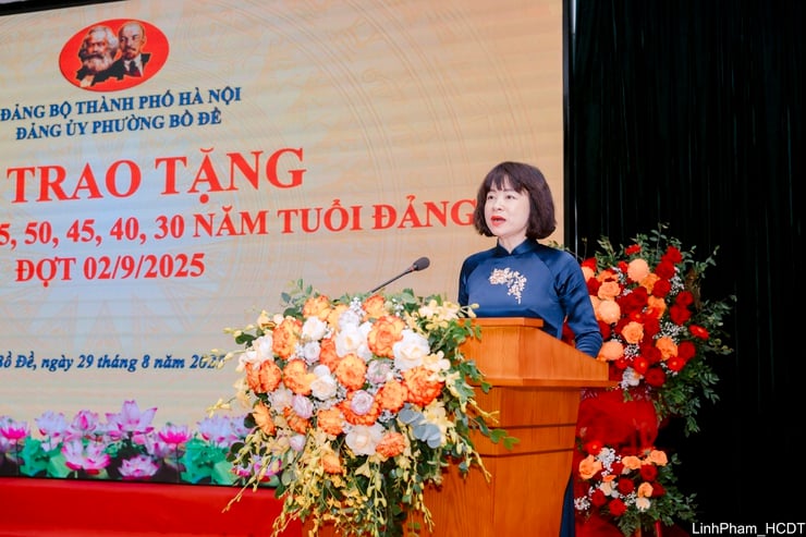 Đảng ủy phường Bồ Đề tổ chức Lễ trao Huy hiệu Đảng đợt 2/9- Ảnh 5.