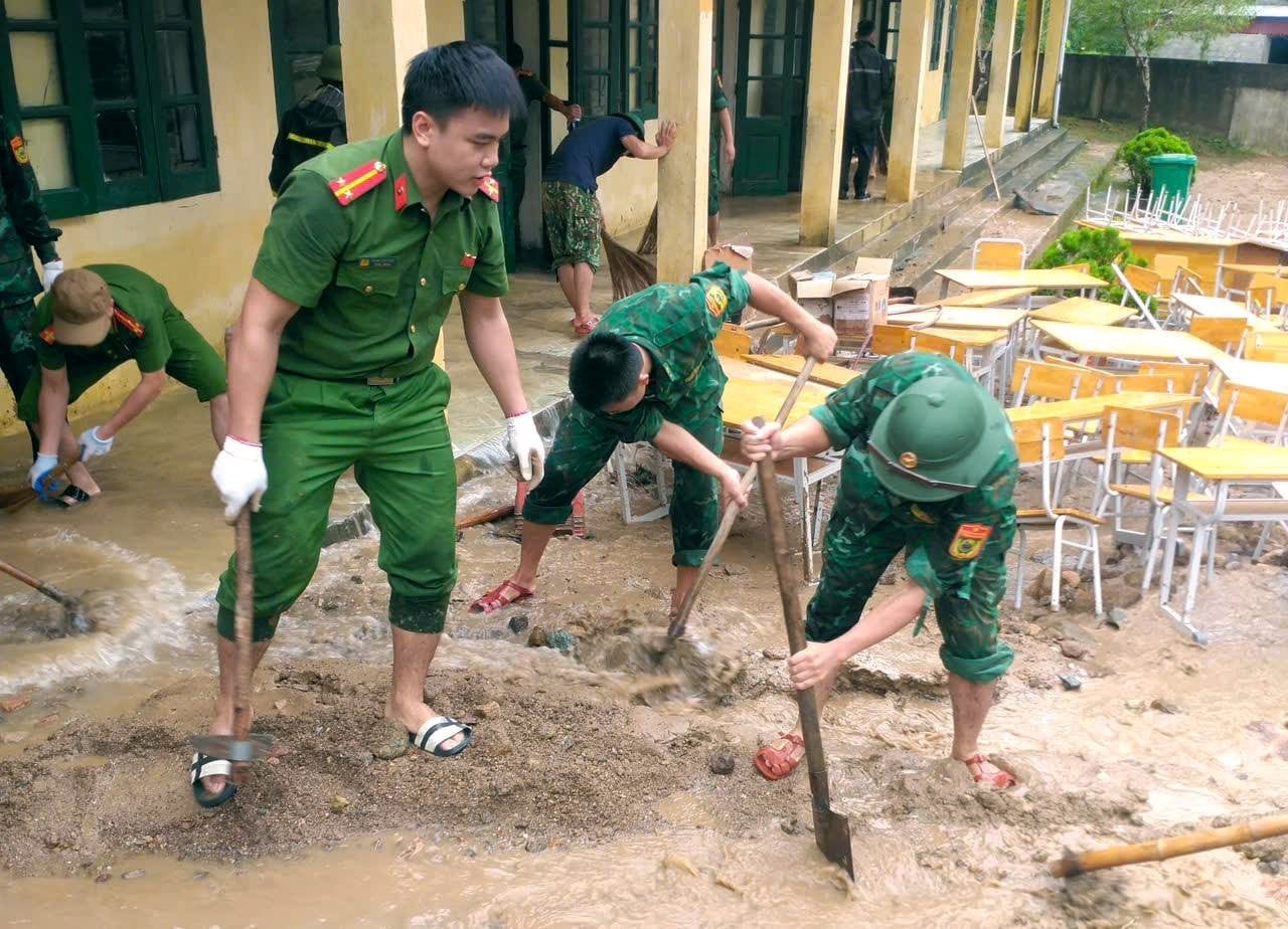 a8Tổng dọn vệ sinh trường học sau bão số 5.jpg
