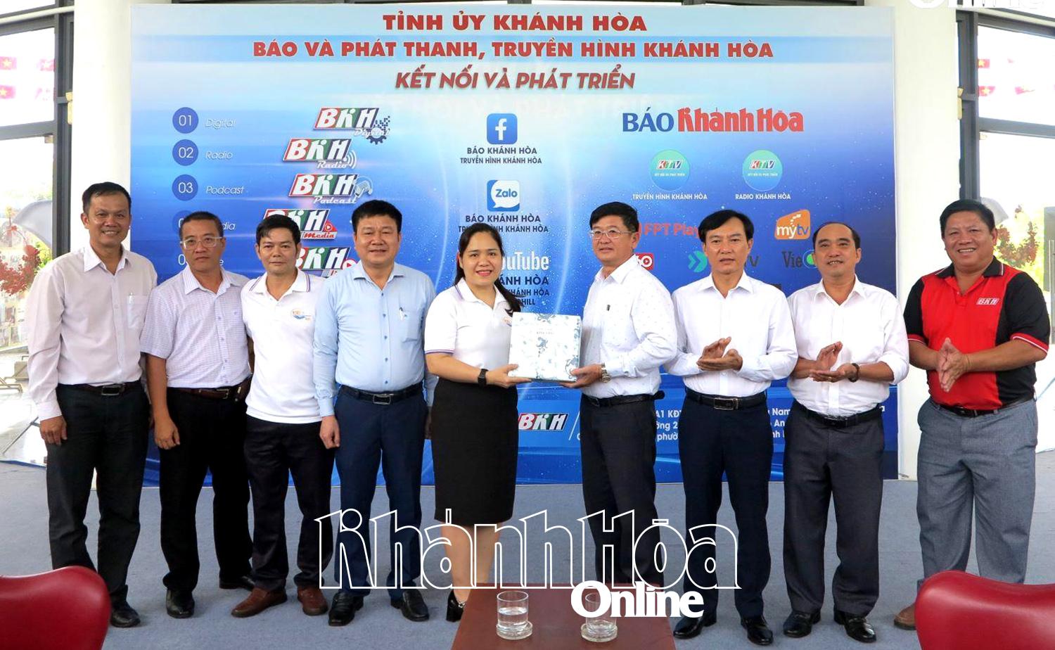 Representatives of the student delegation presented gifts to leaders of Khanh Hoa Newspaper, Radio and Television.