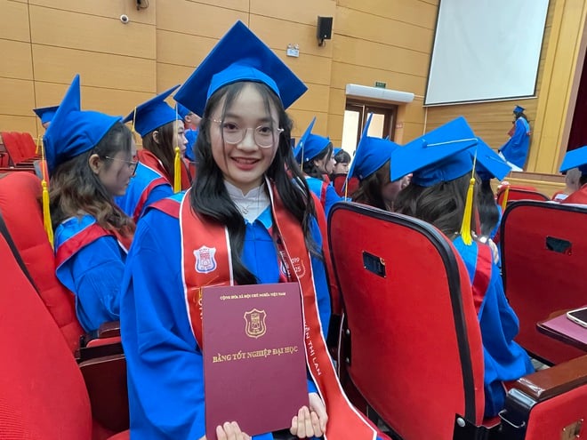 Gần 750 bác sĩ nhận bằng trong lễ tốt nghiệp 