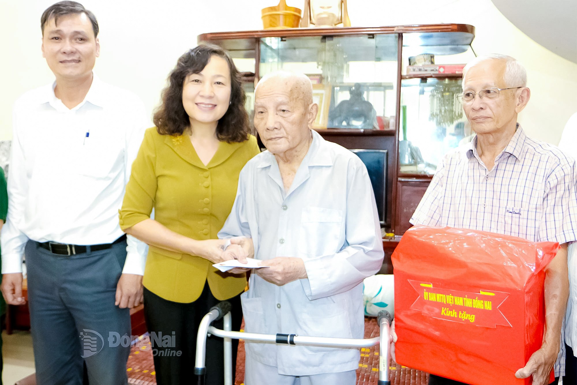 Phó Bí thư Tỉnh ủy, Chủ tịch Ủy ban MTTQ Việt Nam tỉnh Đồng Nai Huỳnh Thị Hằng tặng quà cán bộ tiền khởi nghĩa Nguyễn Văn An (100 tuổi) ở phường Trấn Biên. Ảnh: Văn Truyên
