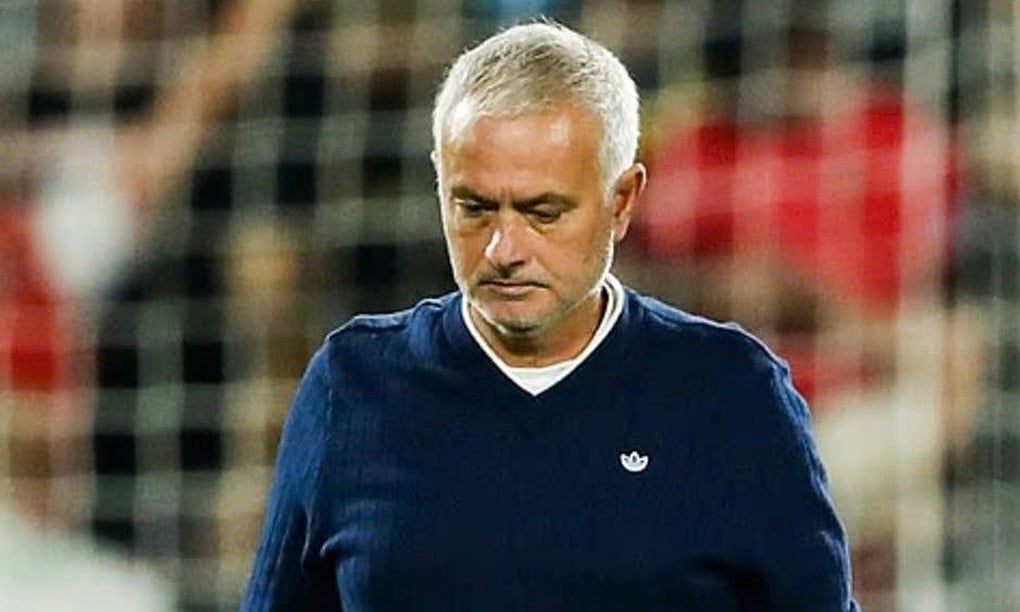 HLV Jose Mourinho bất ngờ bị sa thải - 1
