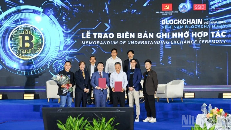 Zeremonie zur Übergabe von Absichtserklärungen zur Blockchain-Zusammenarbeit zwischen der Stadt Da Nang und Partnern.