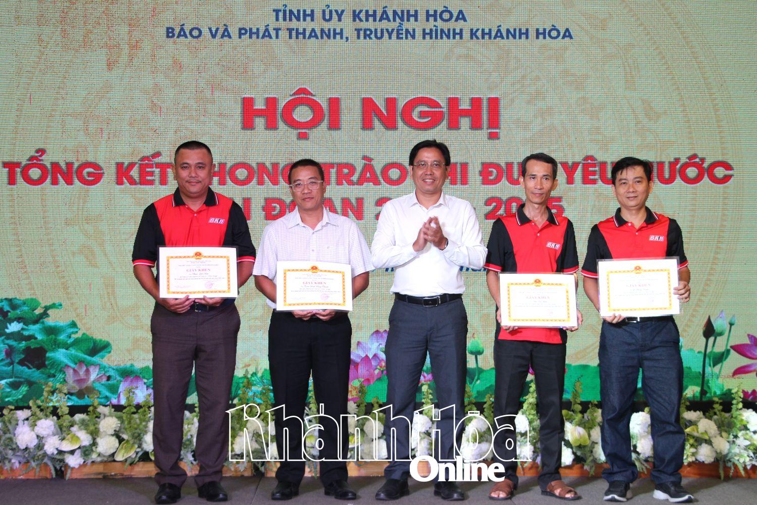 លោក Cung Phu Quoc - និពន្ធនាយករងនៃកាសែត Khanh Hoa និងវិទ្យុ និងទូរទស្សន៍បានប្រគល់វិញ្ញាបនបត្រនៃគុណសម្បត្តិដល់បុគ្គលកម្រិតខ្ពស់ធម្មតា។