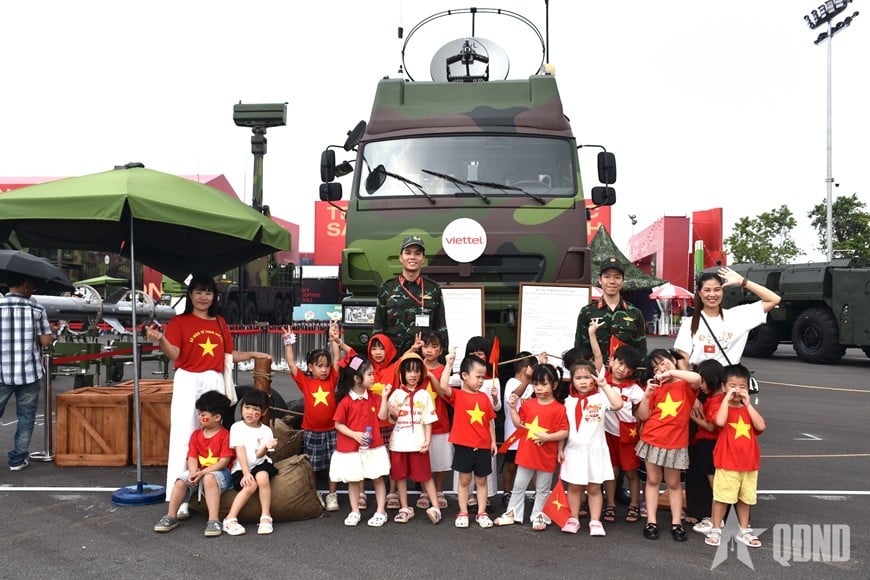 Các em nhỏ chụp ảnh cùng các chú bộ đội. 