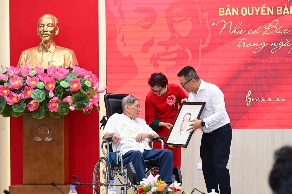 Nhạc sĩ Phạm Tuyên tặng “Như có Bác trong ngày đại thắng” cho Báo Nhân Dân - 3