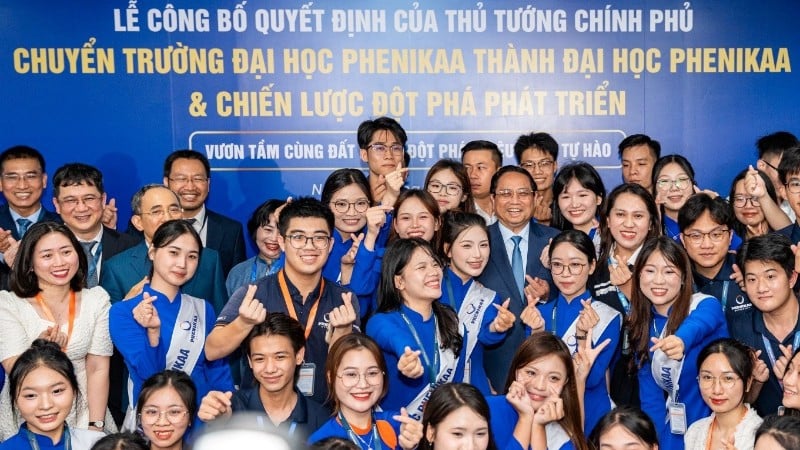 Thủ tướng Phạm Minh Chính chụp ảnh lưu niệm cùng sinh viên Đại học Phenikaa.