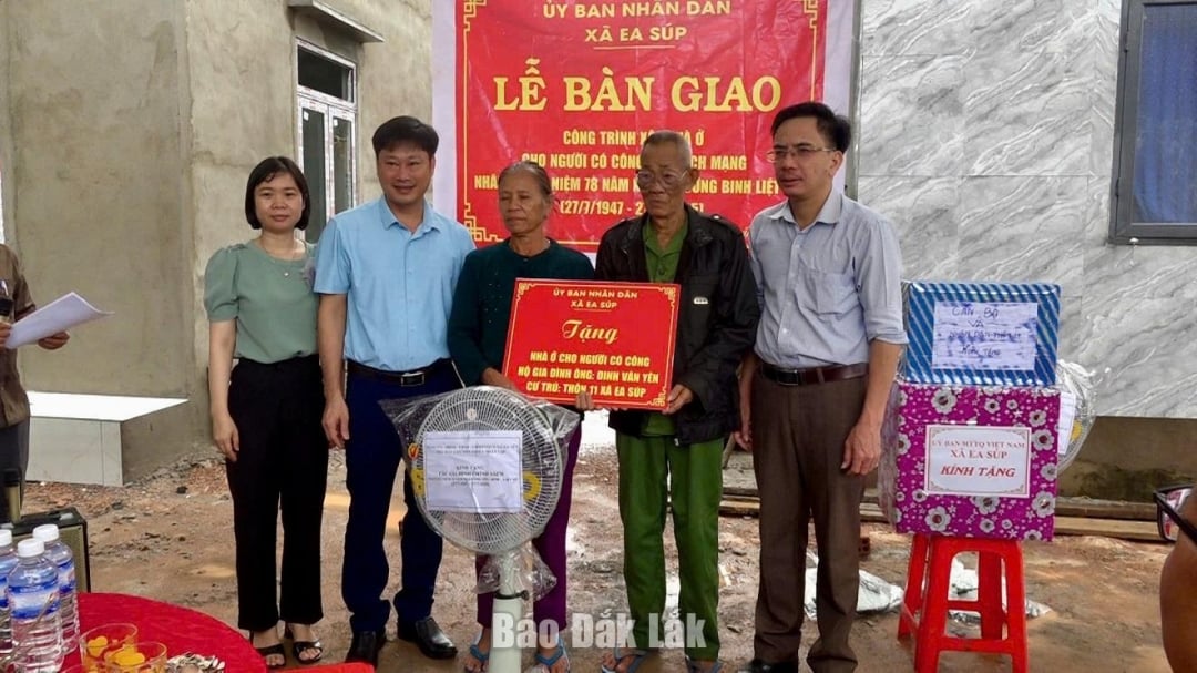 មេឃុំ អ៊ាប ប្រគល់ផ្ទះថ្មីជូនគ្រួសារអ្នកមានបុណ្យ
