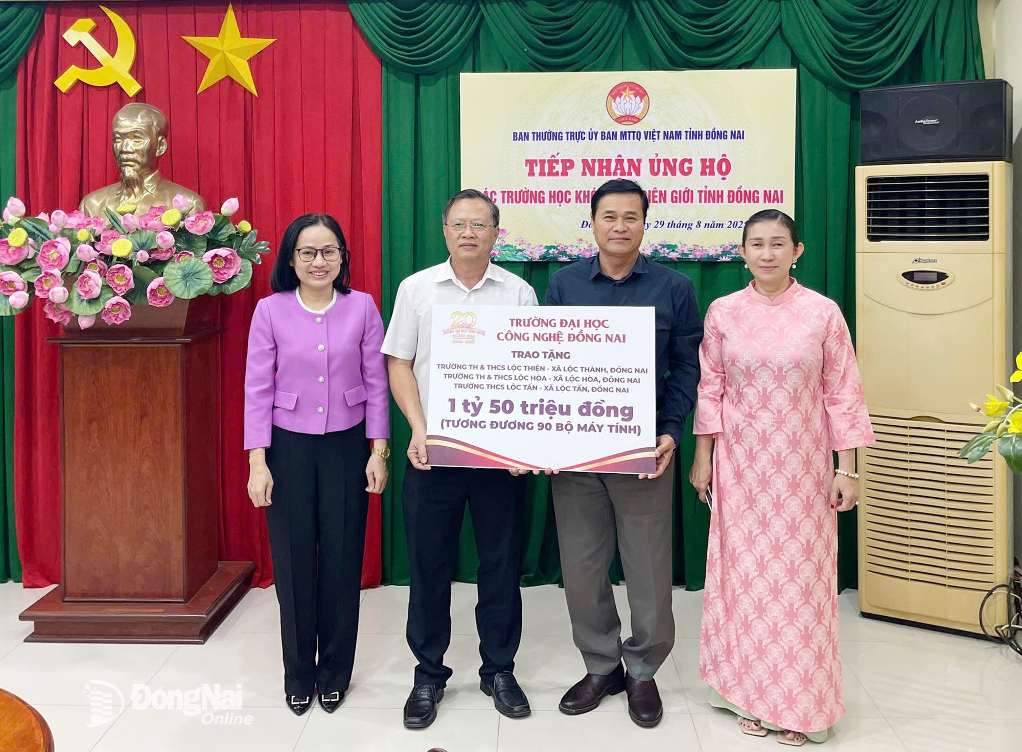 Representatives of Dong Nai University of Technology presented a symbolic board of support to schools in border areas. Photo: Hai Yen 