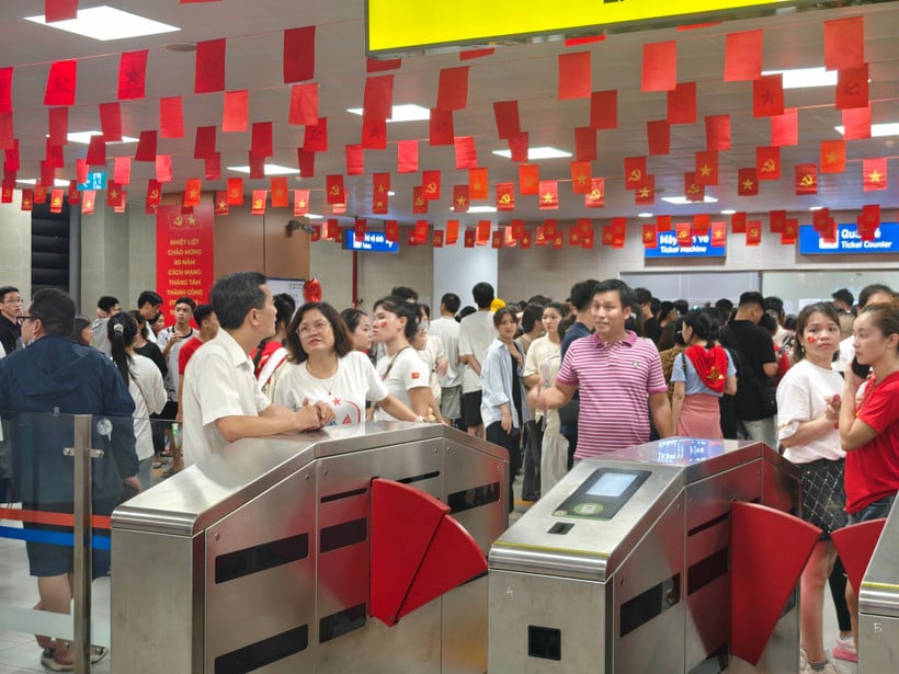 Hanoi's two elevated urban railway lines welcomed a record number of passengers during the second joint parade practice session. (Photo: PV/Vietnam+)