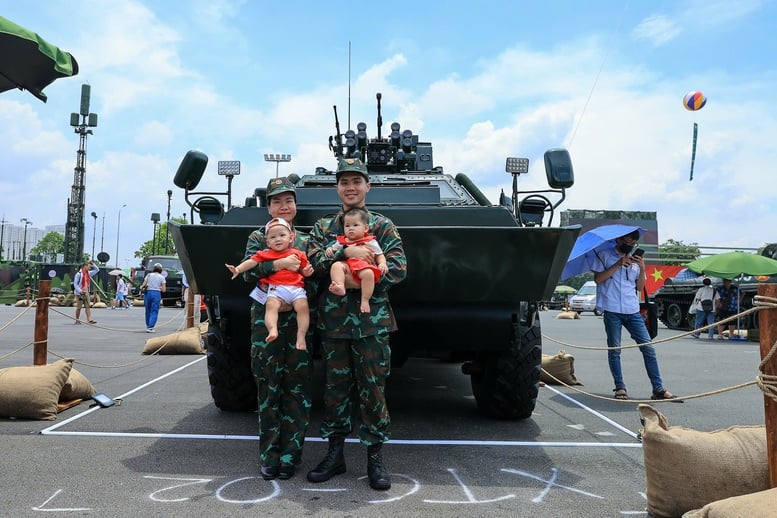 Người dân say mê chiêm ngưỡng khí tài quân sự tại Triển lãm thành tựu đất nước- Ảnh 7.