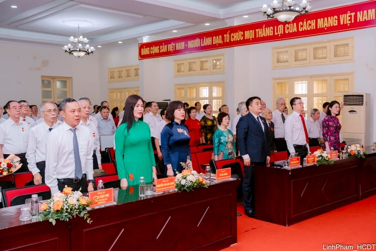 Đảng ủy phường Bồ Đề tổ chức Lễ trao Huy hiệu Đảng đợt 2/9- Ảnh 1.