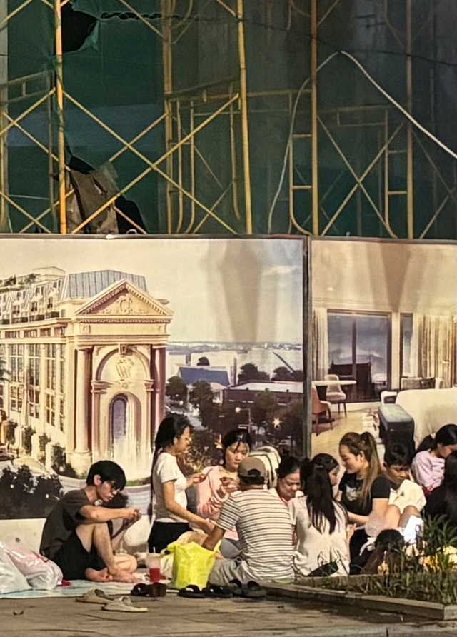 Un'altra notte trascorsa a cercare i biglietti per il concerto 