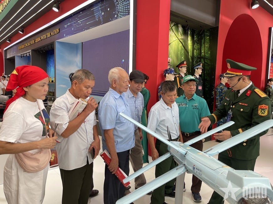  Người dân thích thú với khu trưng bày trong nhà của Bộ Quốc phòng.