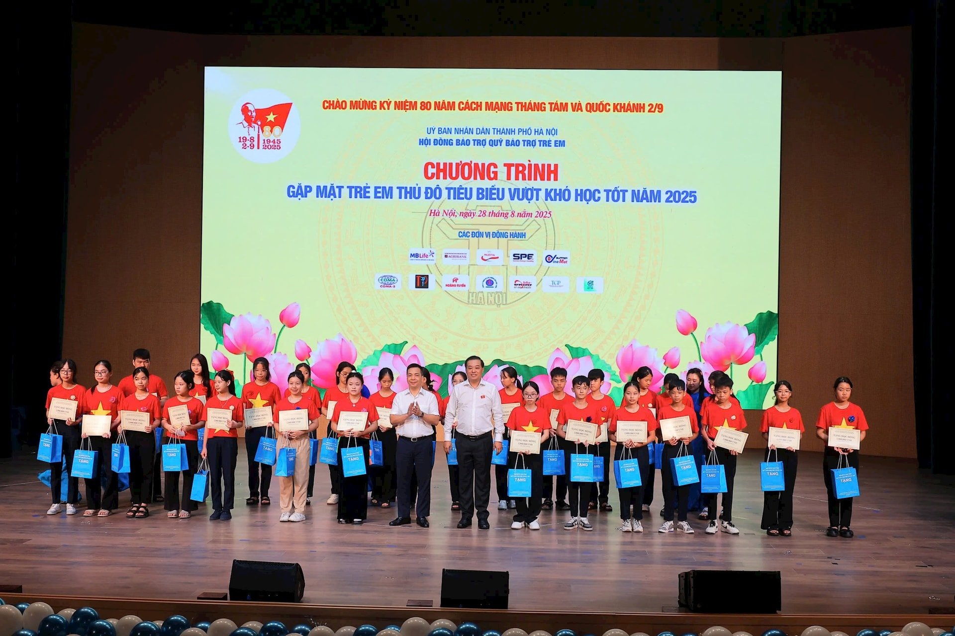 ky-1-anh-1-trao-qua.jpg