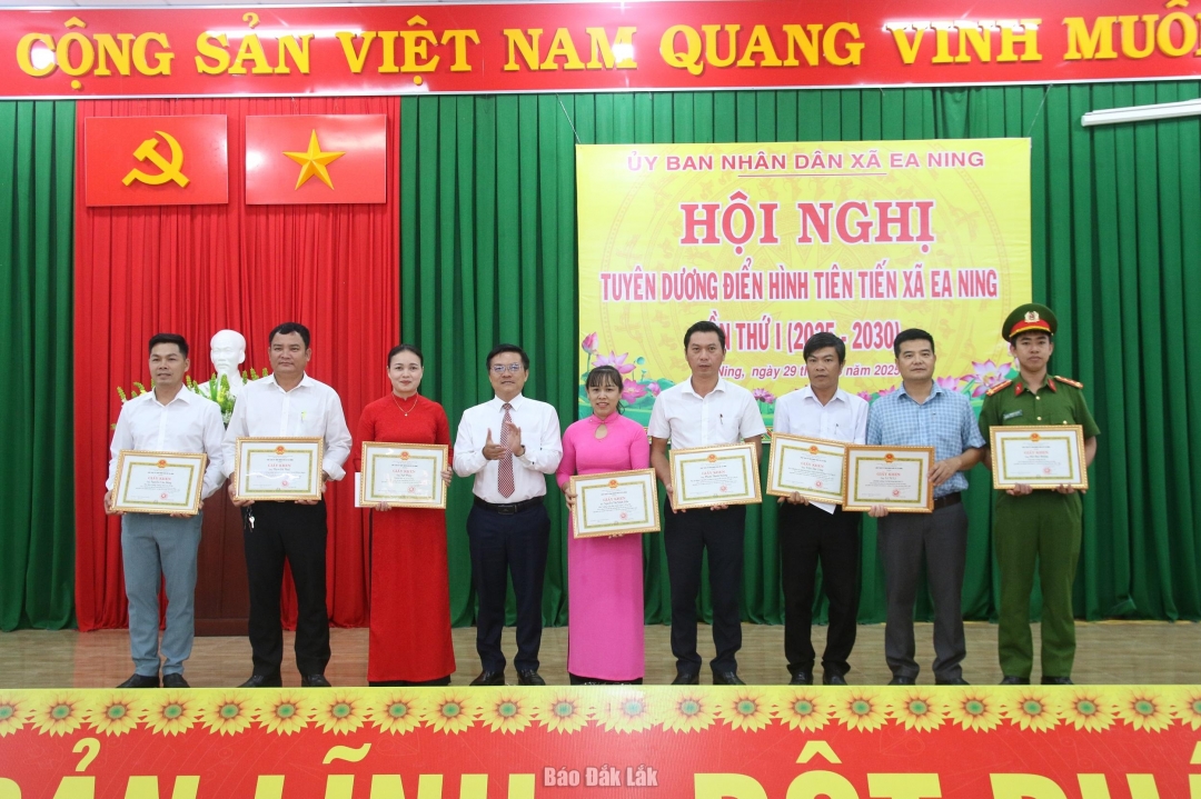 អនុប្រធានអចិន្ត្រៃយ៍គណៈកម្មាធិការបក្សឃុំ Ea Ning លោក Doan Trung Viet ប្រគល់ប័ណ្ណសរសើរដល់បុគ្គលដែលមានស្នាដៃឆ្នើមក្នុងចលនាត្រាប់តាមស្នេហាជាតិ។