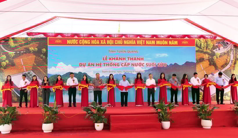 Leaders of Tuyen Quang province cut the ribbon to inaugurate the Suu stream water supply system project.