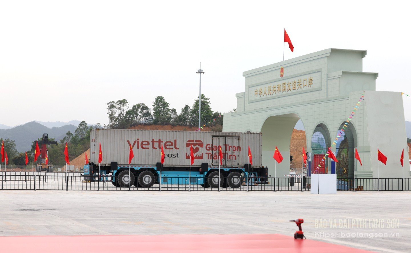 Viettel has researched and deployed automatic cargo transport robots at Viettel Lang Son Logistics Park.