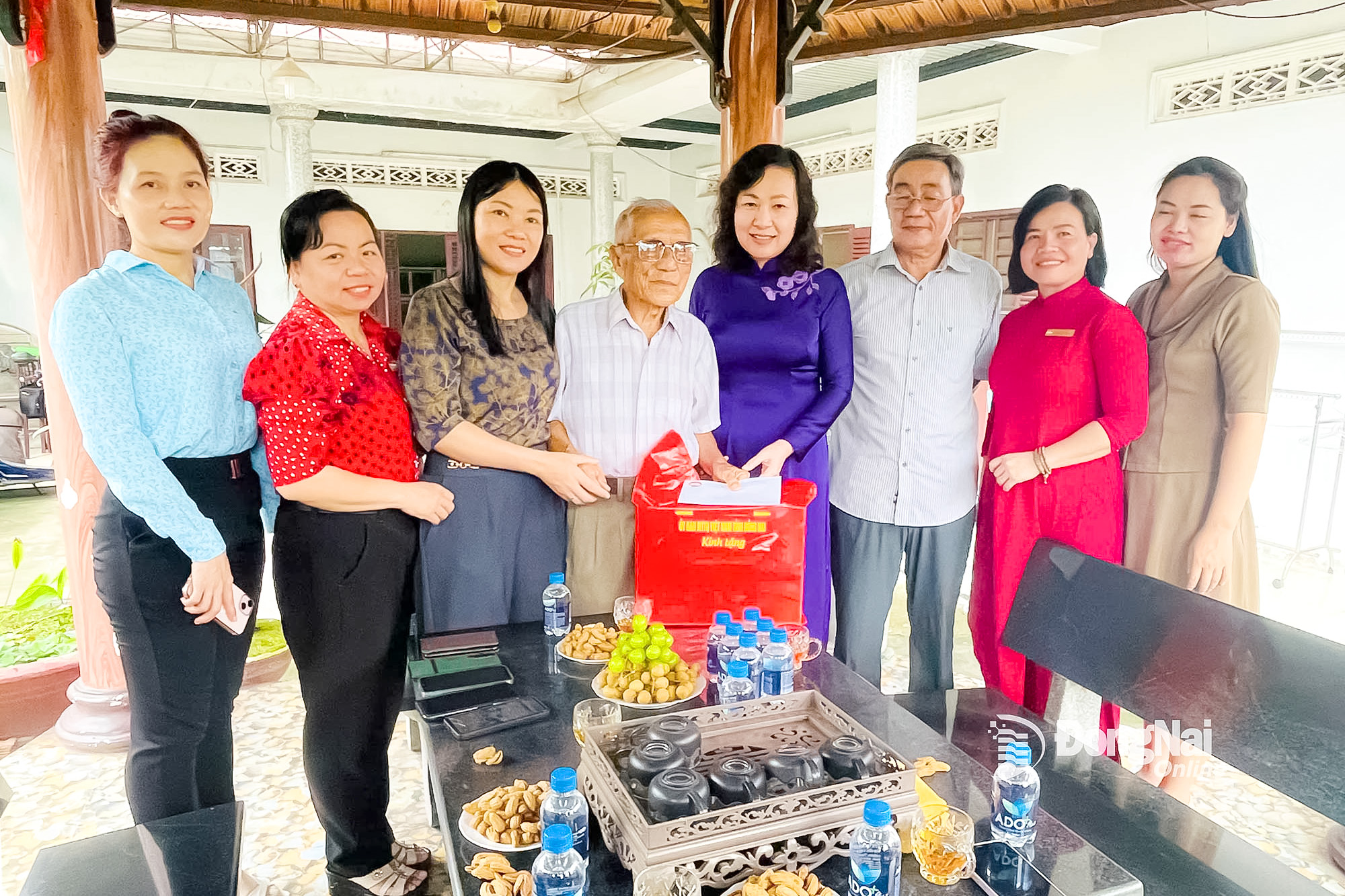 Phó Bí thư Tỉnh ủy, Chủ tịch Ủy ban MTTQ Việt Nam tỉnh Đồng Nai Huỳnh Thị Hằng tặng quà cán bộ tiền khởi nghĩa Đỗ Hồng Giang (97 tuổi, ở xã Nhơn Trạch). Ảnh: Nguyễn Nga
