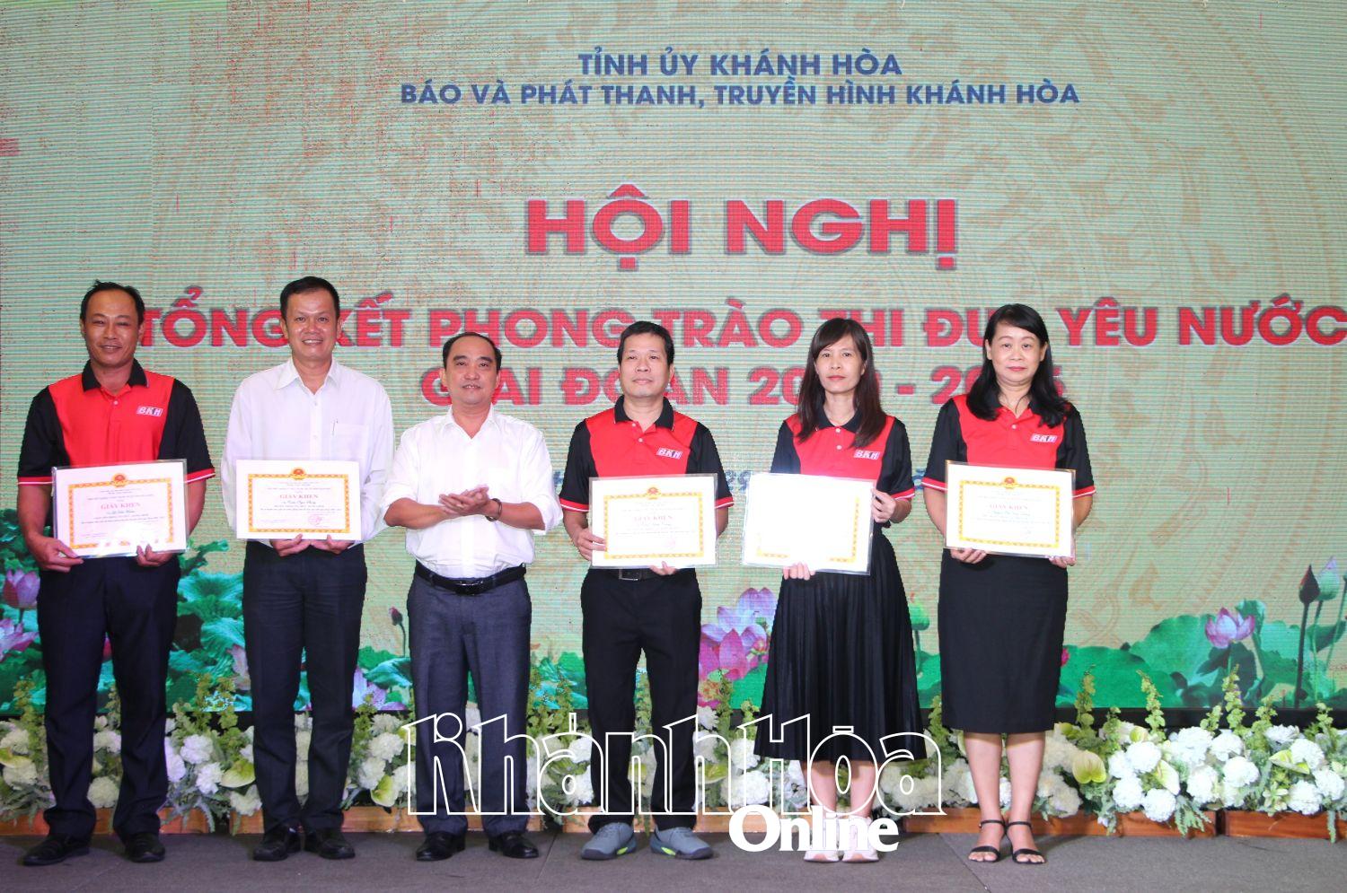 លោក Nguyen Xuan Duy និពន្ធនាយករងនៃកាសែត Khanh Hoa និងវិទ្យុ និងទូរទស្សន៍បានប្រគល់វិញ្ញាបនបត្រនៃគុណសម្បត្តិដល់បុគ្គលកម្រិតខ្ពស់ធម្មតា។
