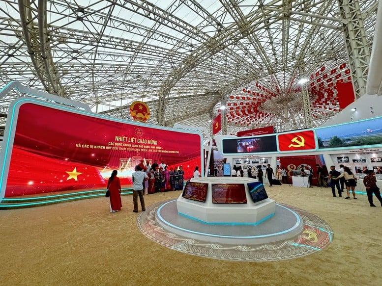 The exhibition recreates historical milestones and important achievements of the Government Office - the advisory and service agency for the Government during 80 years of construction and development - Photo: VGP/Gia Huy