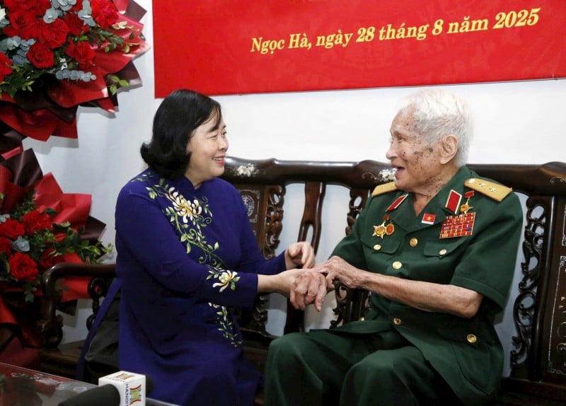 Bí thư Thành ủy Hà Nội Bùi Thị Minh Hoài trò chuyện, thăm hỏi sức khỏe Trung tướng Nguyễn Quốc Thước. (Ảnh: T.L)