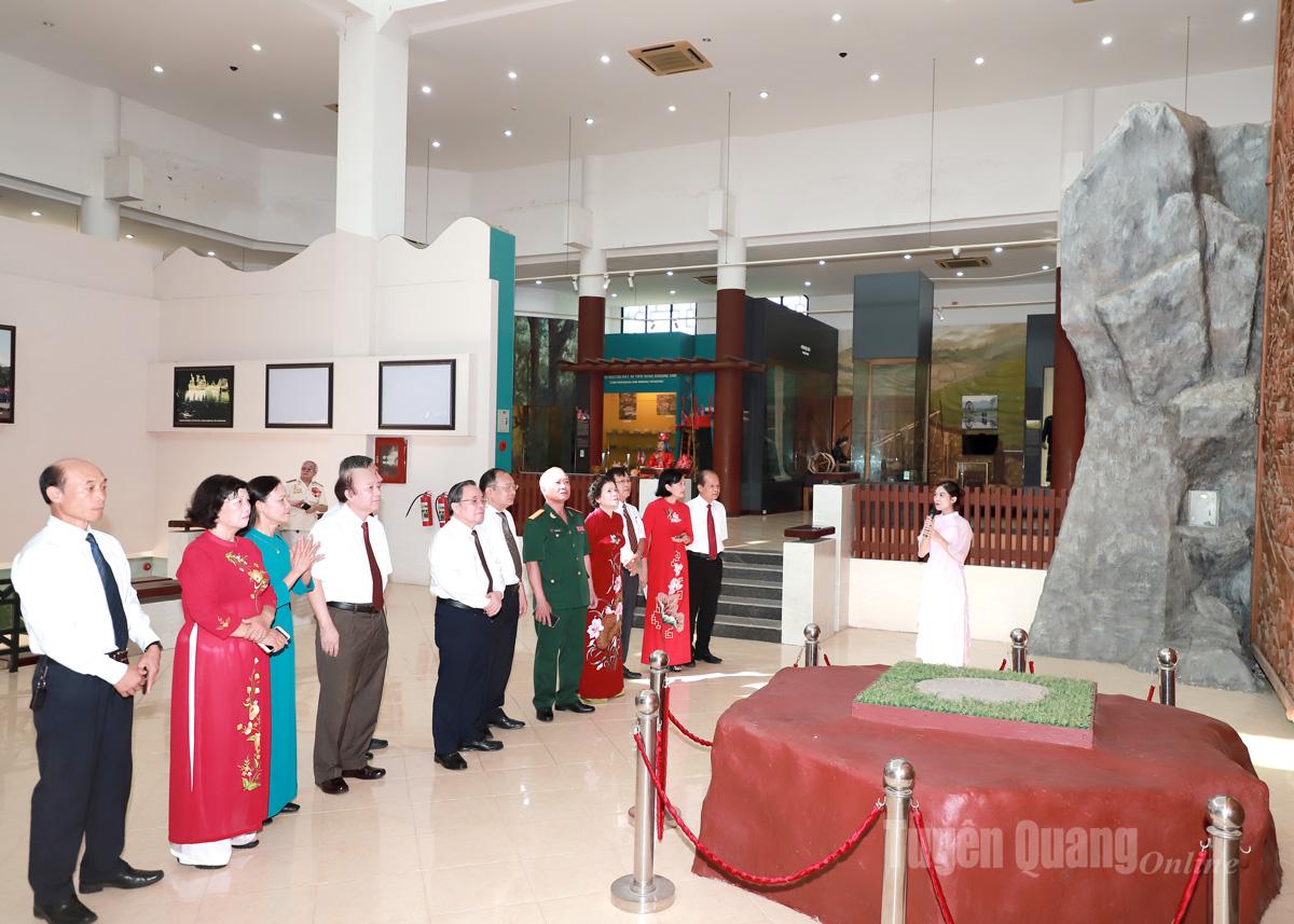 Tan Trao Club members visit Tuyen Quang Provincial Museum.
