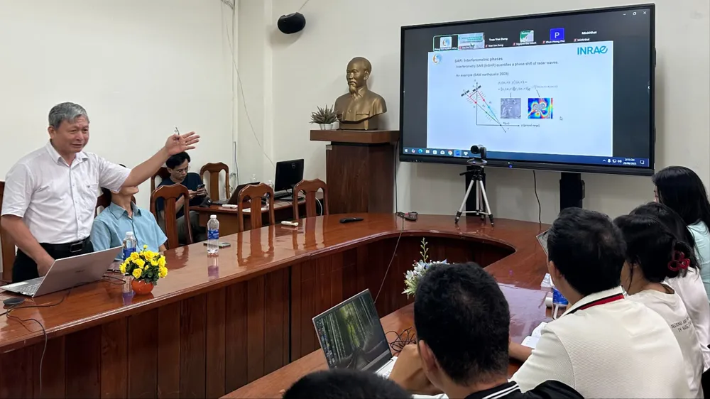 Außerordentlicher Professor Dr. Le Trung Chon, Direktor des Instituts für nachhaltige Entwicklungsstudien an der Ho-Chi-Minh-Stadt-Universität für natürliche Ressourcen und Umwelt, hielt einen Vortrag auf dem Workshop. Foto: THANH HIEN