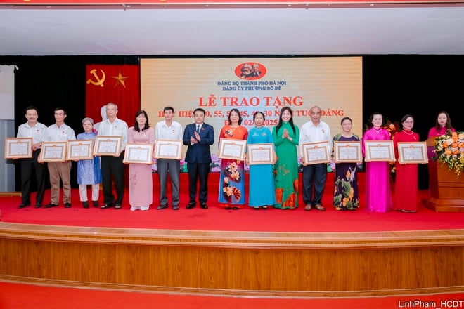 Đảng ủy phường Bồ Đề tổ chức Lễ trao Huy hiệu Đảng đợt 2/9- Ảnh 9.