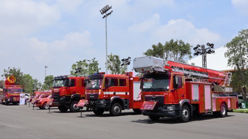Du khách hào hứng trải nghiệm tại các gian hàng trưng bày -0