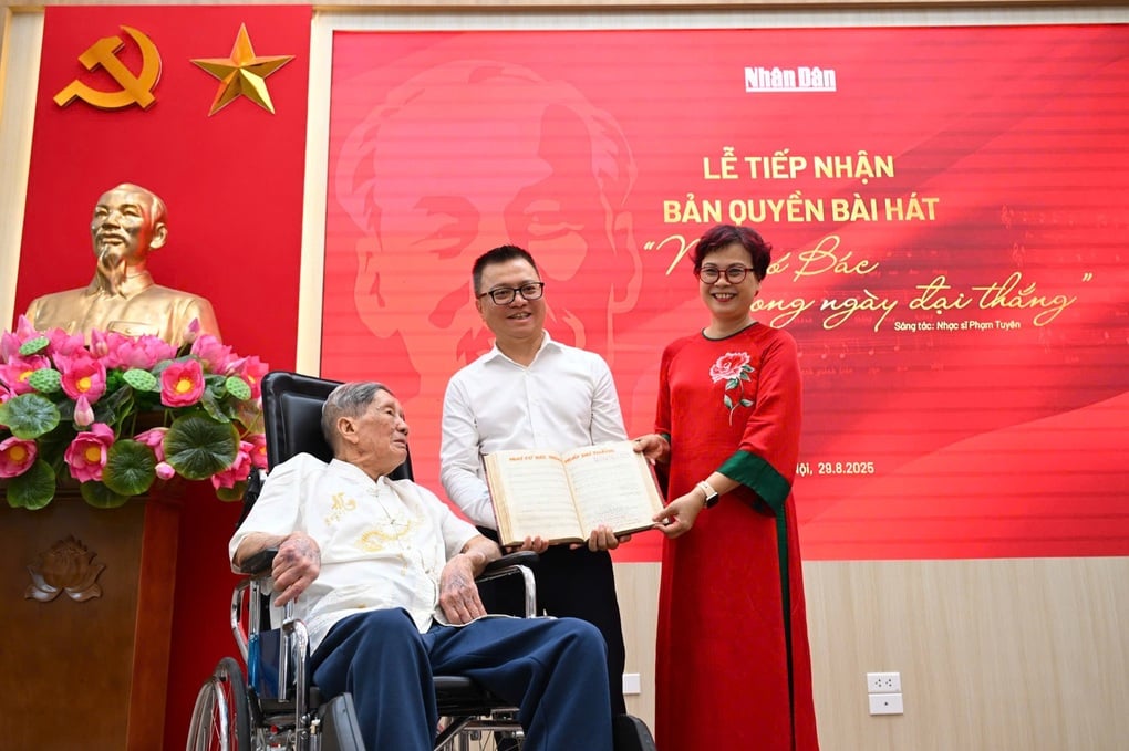 Nhạc sĩ Phạm Tuyên tặng “Như có Bác trong ngày đại thắng” cho Báo Nhân Dân - 2