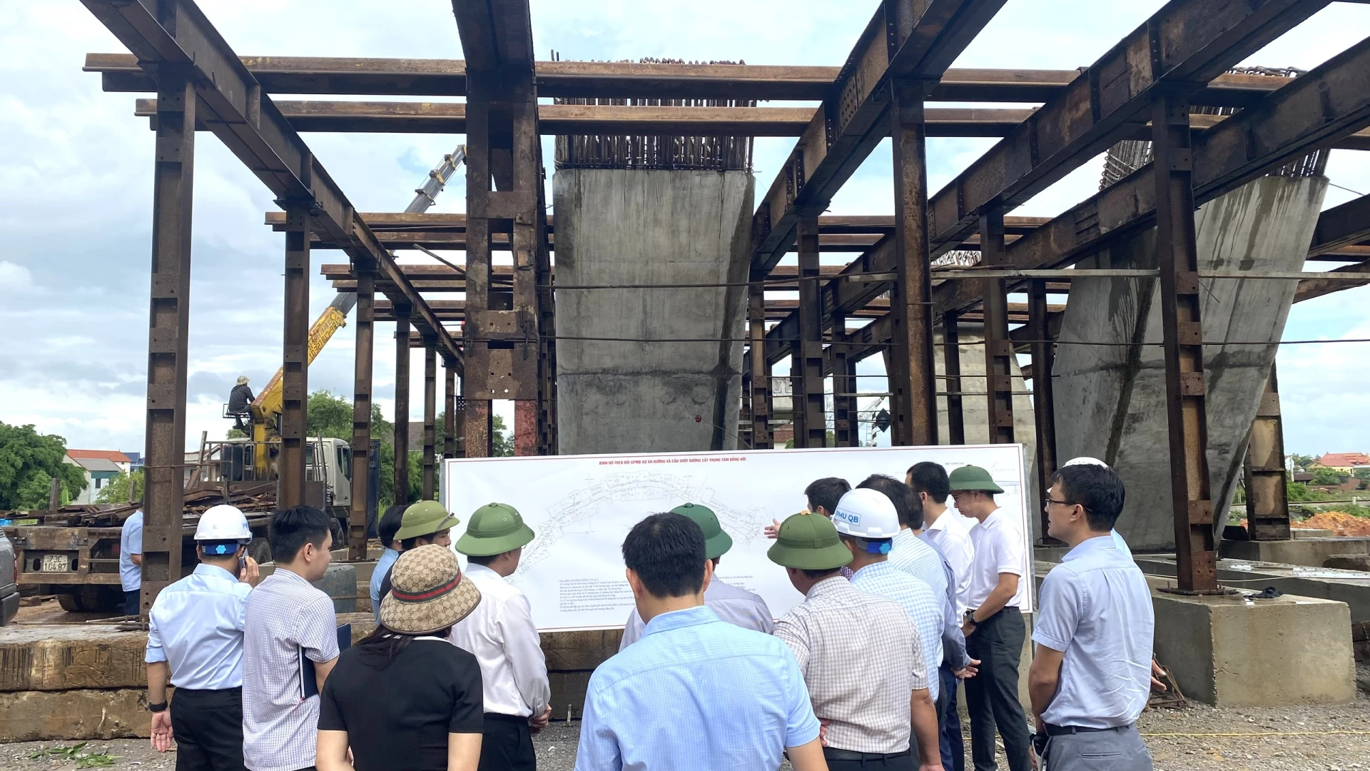 รองประธานคณะกรรมการประชาชนจังหวัด พาน พง ภู ตรวจสอบโครงการถนนและสะพานลอยทางรถไฟ - ภาพโดย : น.ล.