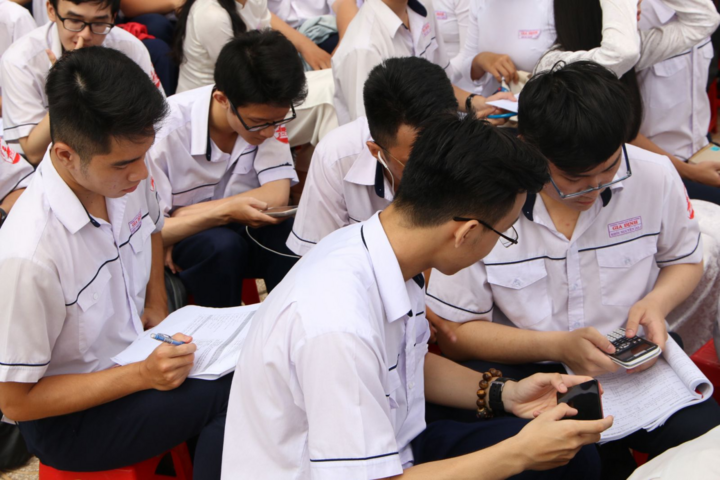 Many localities tighten control over students' phone use. (Illustration photo)