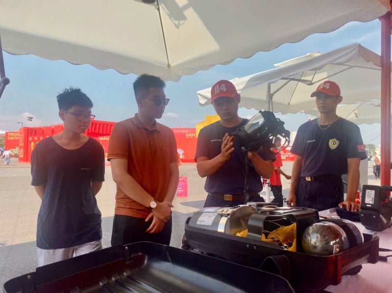 Du khách hào hứng trải nghiệm tại các gian hàng trưng bày -0