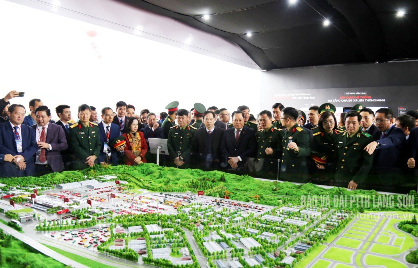 Leaders of the Provincial Party Committee, People's Council, People's Committee of Lang Son province and delegates surveyed the operating model of Viettel Lang Son Logistics Park (December 2024)