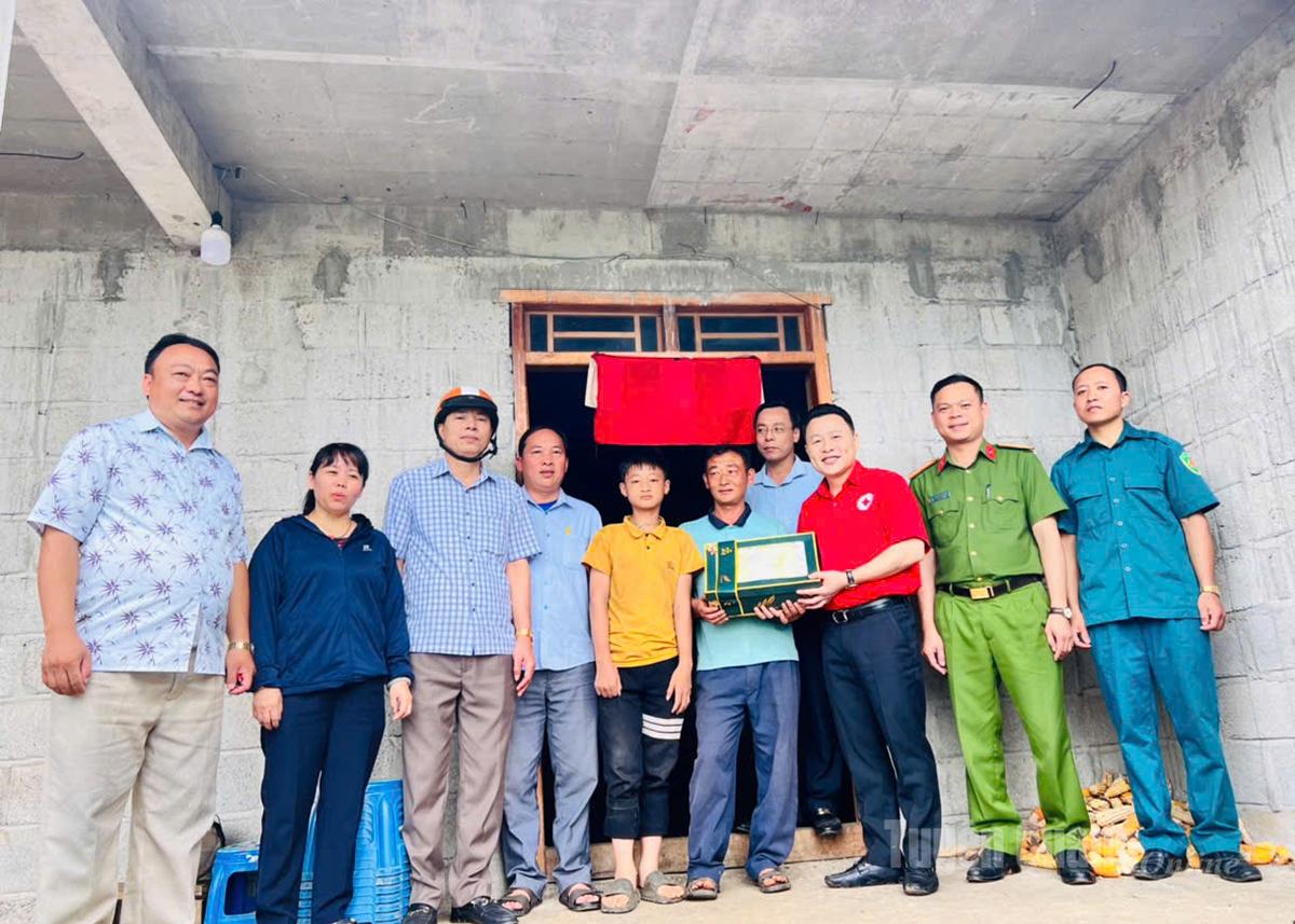 Los líderes de la Sociedad Provincial de la Cruz Roja entregaron regalos de inauguración de la casa a la familia del Sr. Nu Mi La en la aldea de Sung Chang, comuna de Thang Mo.