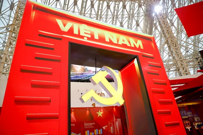 Triển lãm 95 năm Cờ Đảng soi đường: Tái hiện những mốc son chói lọi của Đảng qua 95 năm lãnh đạo Cách mạng Việt Nam bằng công nghệ hiện đại - Ảnh 17.