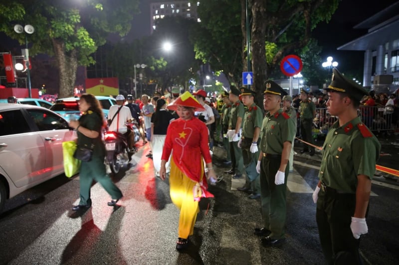 Nuit blanche à Hanoi avant la répétition du défilé -1