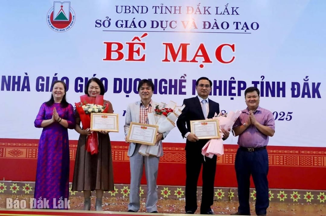 ថ្នាក់ដឹកនាំមន្ទីរអប់រំ និងបណ្ដុះបណ្ដាល បានប្រគល់វិញ្ញាបនបត្របញ្ជាក់គុណតម្លៃដល់ក្រុមដែលទទួលបានជ័យលាភីលេខ១ ទី២ និងទី៣ ក្នុងសន្និសីទបង្រៀន។ រូបថត៖ Trung Hieu