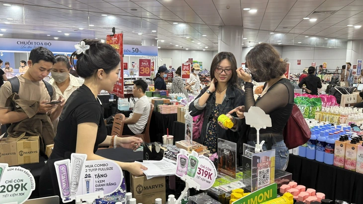 Người dân TP.HCM hào hứng săn hàng giảm giá đến 80%... 'dưới lòng đất' - Ảnh 5.