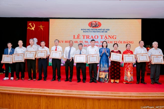 Đảng ủy phường Bồ Đề tổ chức Lễ trao Huy hiệu Đảng đợt 2/9- Ảnh 12.