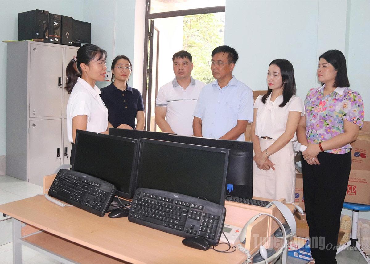 Lãnh đạo UBND xã, cán bộ phụ trách giáo dục xã Thanh Thủy kiểm tra việc dạy và học tại các trường học.   
