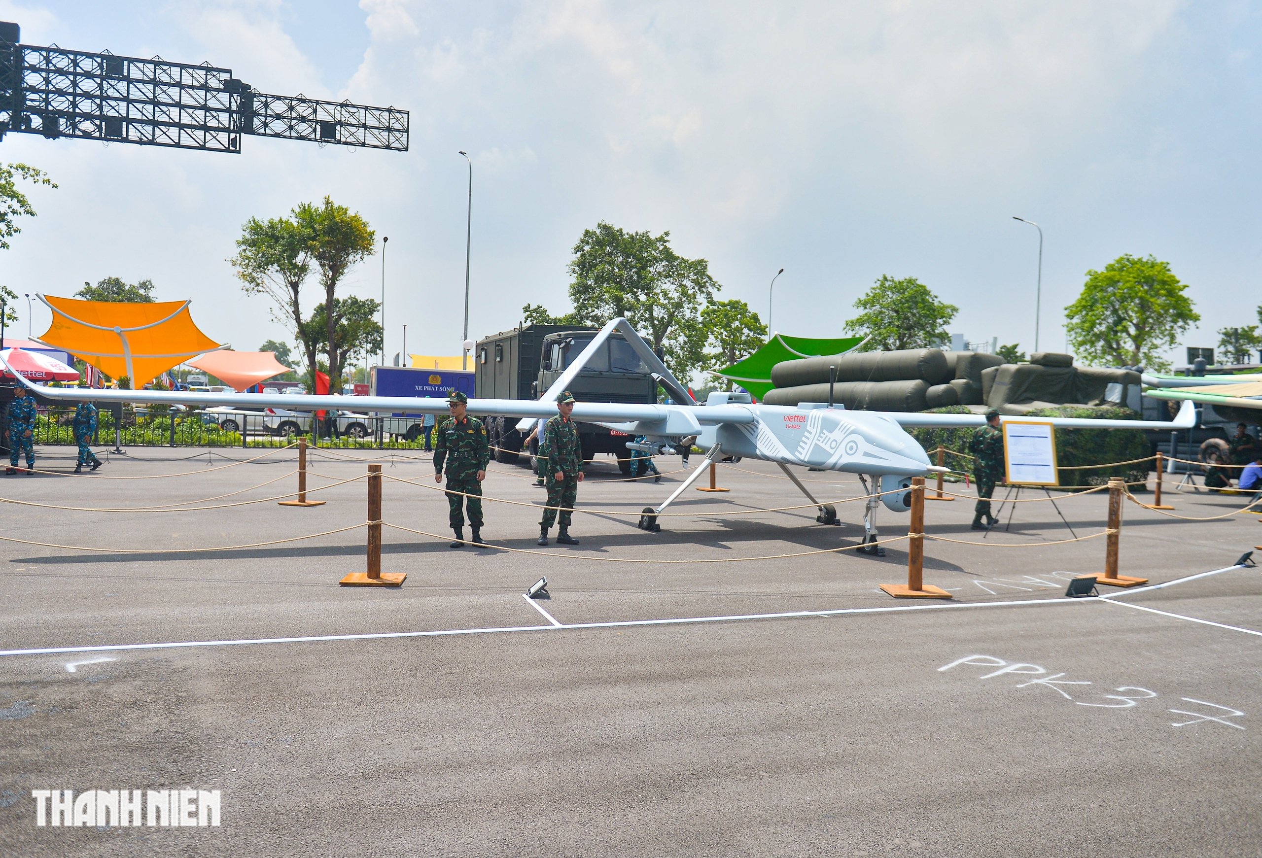 Cận cảnh UAV Việt Nam sản xuất dài 17m, mang được tên lửa, bom thông minh - Ảnh 1.