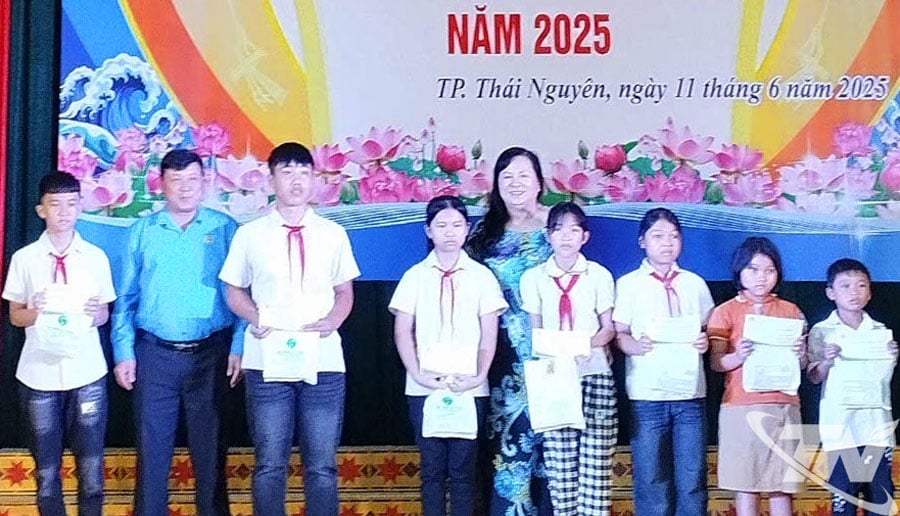 Hội Khuyến học Thành phố Thái Nguyên trao học bổng cho các em học sinh tiêu biểu của Thành phố năm học 2024-2025 (tháng 6-2025)