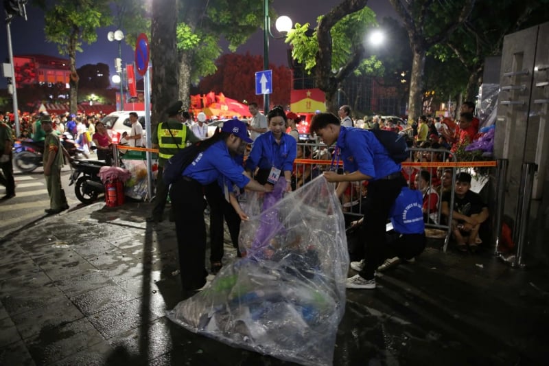 Nuit blanche à Hanoi avant la répétition du défilé -1